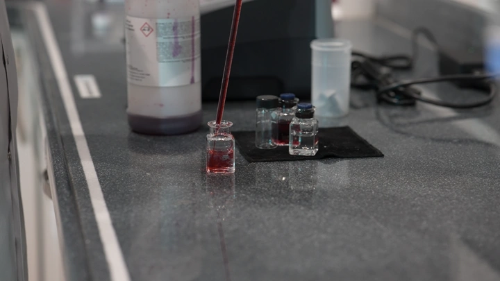 معدات مختبر على طاولة، لقطة قريبة.