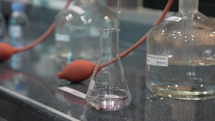 معدات مختبر على طاولة، لقطة قريبة.