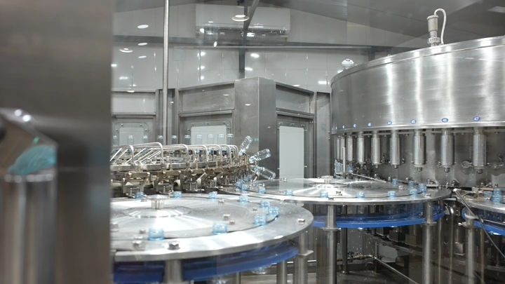 معدات تعبئة في مصنع مياه، لقطة داخلية.