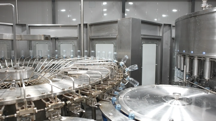 معدات تعبئة في مصنع مياه، لقطة داخلية.