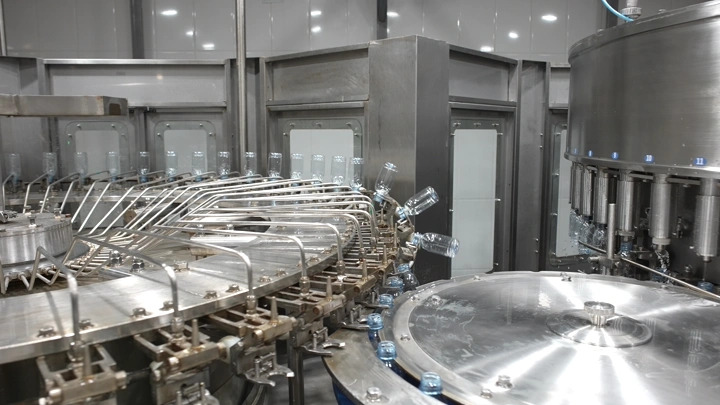 خط إنتاج في مصنع مياه، لقطة داخلية.