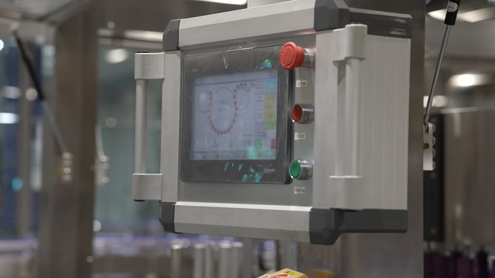 جهاز تحكم صناعي في مصنع، لقطة قريبة.