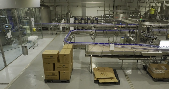 خط إنتاج في مصنع مياه، لقطة من الداخل.