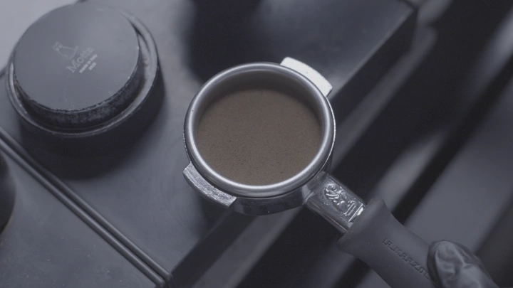 بورتافلتر مع قهوة مطحونة في مقهى قهوة مختصة، لقطة قريبة.