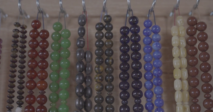 سبح ملونة معلقة على خطافات، لقطة مقربة.