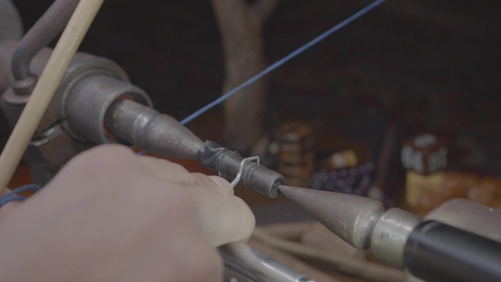 صناعة السبحة يدويًا باستخدام آلة في ورشة عمل، لقطة مقربة.