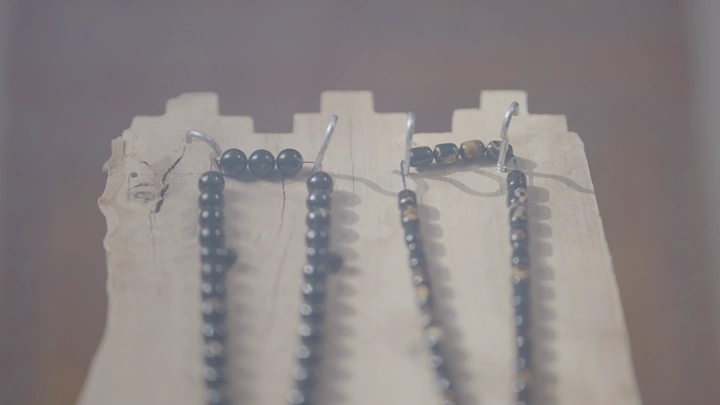 سبح على لوح خشبي في ورشة، لقطة قريبة.