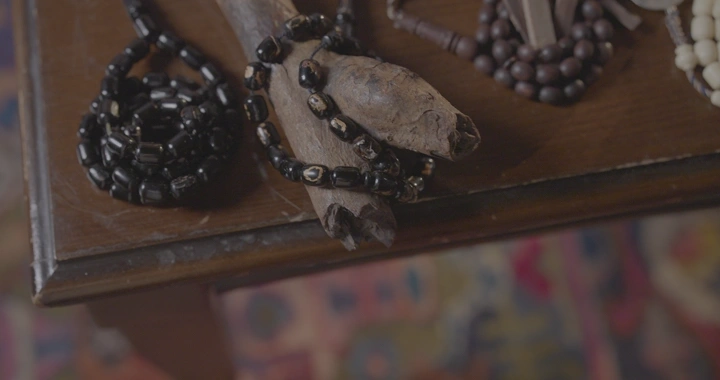 سبح خشبية على طاولة خشبية، لقطة قريبة.