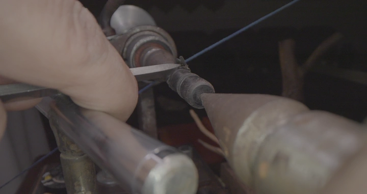 صناعة السبحة في ورشة، لقطة مقربة.