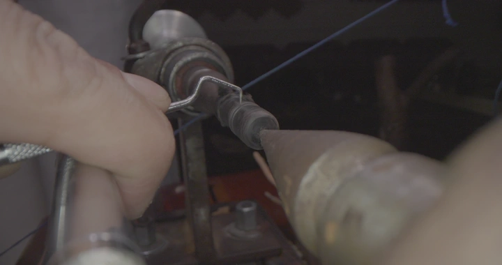 صناعة السبحة في ورشة عمل، لقطة قريبة.