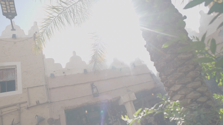 بيت طيني تقليدي تحت أشعة الشمس، لقطة منخفضة الزاوية.