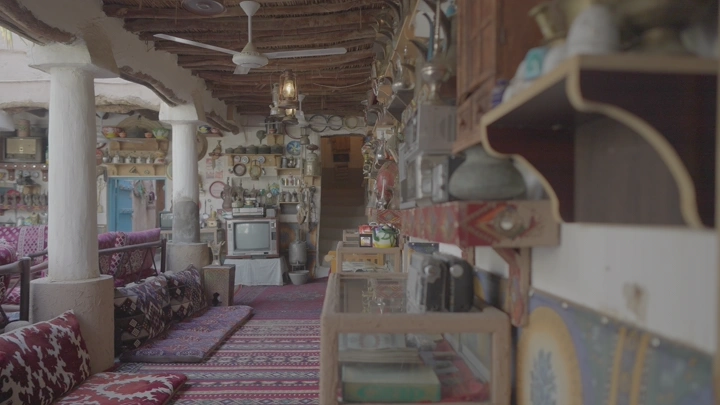 متحف قطع أثرية تقليدي مع ديكور عربي، لقطة داخلية.