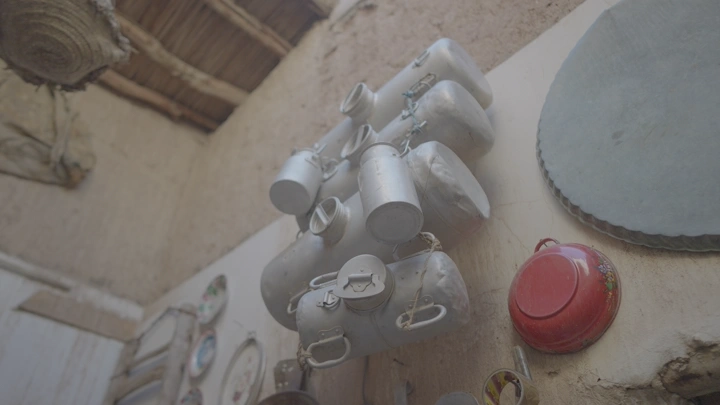 مجموعة أواني معدنية معلقة في متحف تراثي، لقطة داخلية.