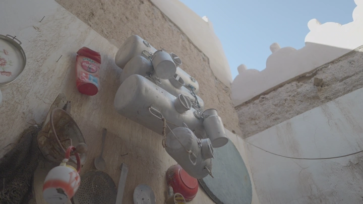 مجموعة من الأدوات التقليدية معلقة في متحف قطع أثرية، لقطة من الأسفل.