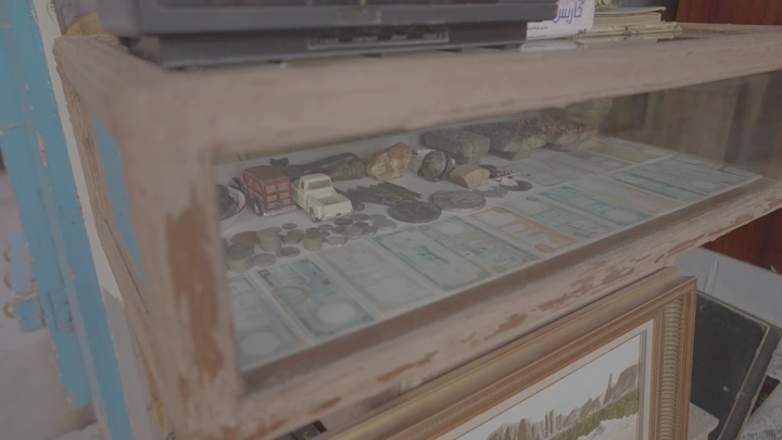 مجموعة أوراق نقدية وعملات معدنية في متحف، لقطة داخلية.