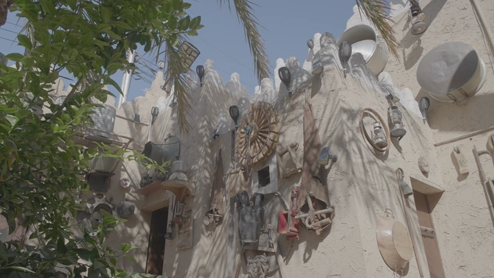 متحف بيت طيني تقليدي في النهار، لقطة من الأسفل.