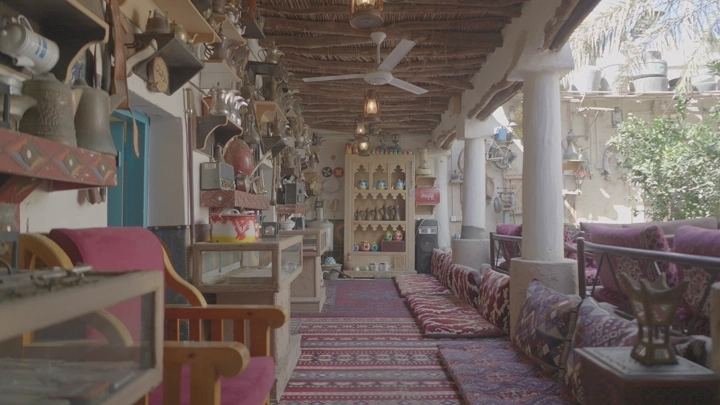 متحف قطع أثرية تقليدي في الهواء الطلق، تصوير داخلي.