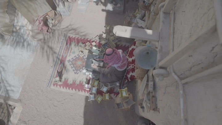 حرفي يصنع مدخنة تقليدية في الهواء الطلق، لقطة من الأعلى.