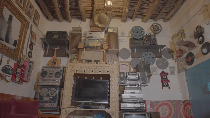 مجموعة من الأجهزة القديمة في متحف قطع أثرية، لقطة داخلية.