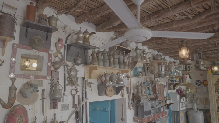 مجموعة من القطع الأثرية في متحف تقليدي، لقطة داخلية.