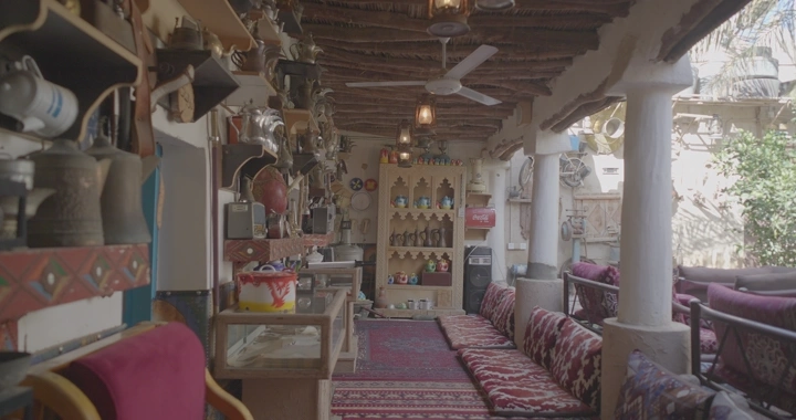 متحف قطع أثرية تقليدي مع ديكور عربي، لقطة داخلية.