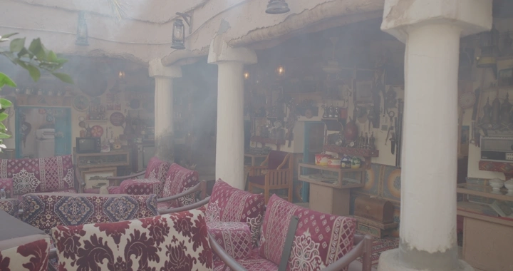 متحف أثري داخلي مع أثاث تقليدي وزخارف، لقطة داخلية.