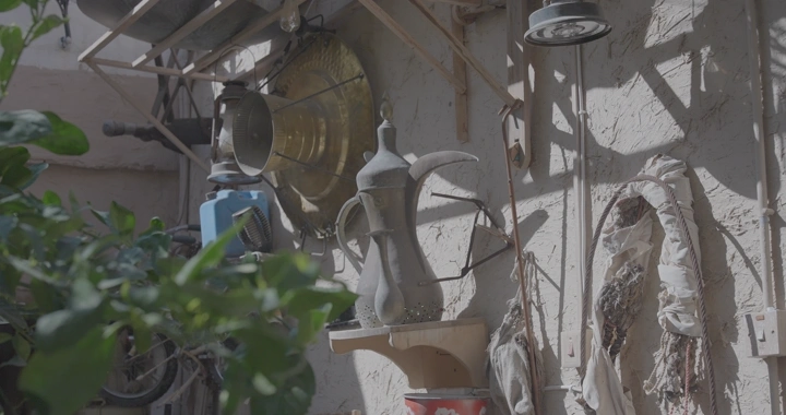 مجموعة من الأدوات التقليدية في متحف أثري، لقطة نهارية.