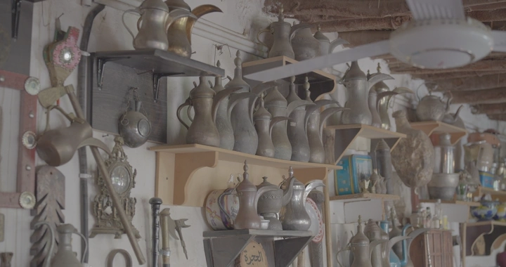 مجموعة من الدلال القديمة في متحف أثري، لقطة داخلية.