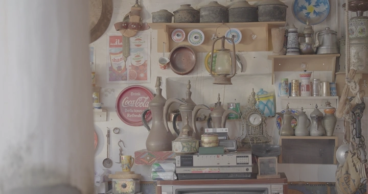 مجموعة من القطع الأثرية في متحف، لقطة داخلية.