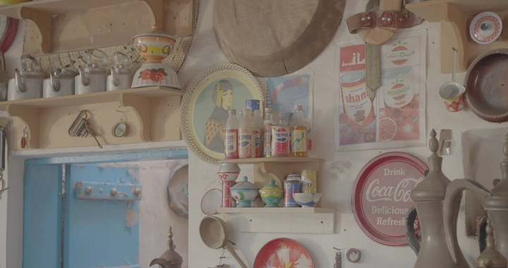 مجموعة من القطع الأثرية في متحف، لقطة داخلية.