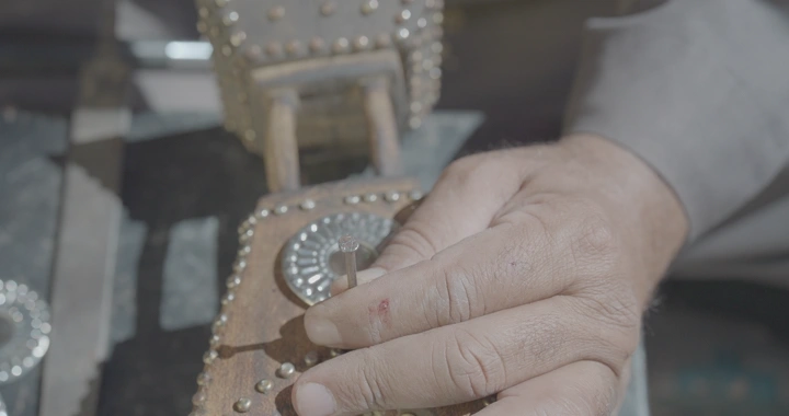 يد تصنع مبخرة يدوية في ورشة، لقطة مقربة.