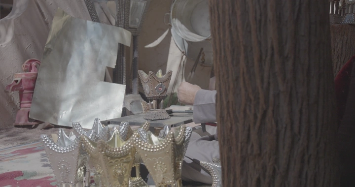 صناعة مبخرة تقليدية في ورشة حرفية، لقطة مقربة.