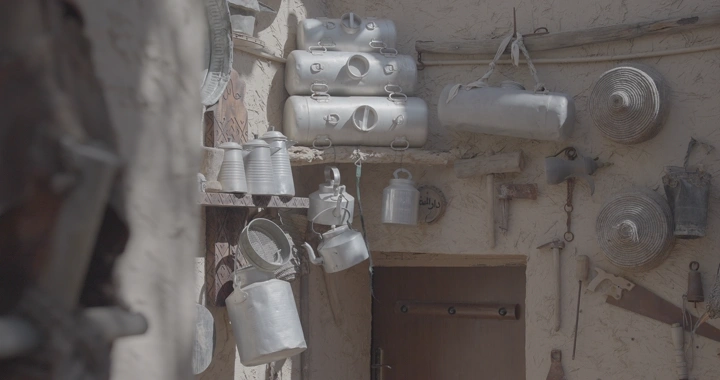 أدوات أثرية معلقة في متحف، لقطة نهارية.