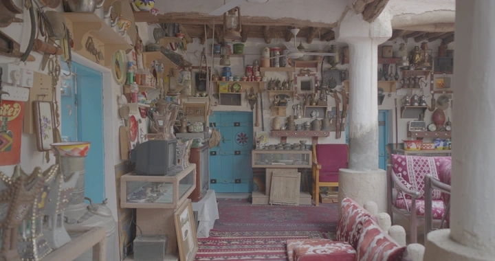 غرفة تقليدية مليئة بالتحف القديمة، تصوير داخلي.