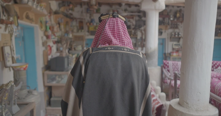 شخص يرتدي الزي التقليدي في متحف أثري، لقطة داخلية.