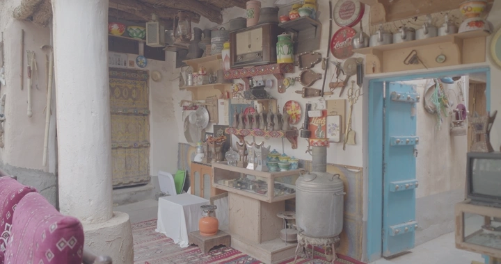 مجموعة من القطع الأثرية في متحف تراثي، لقطة داخلية.