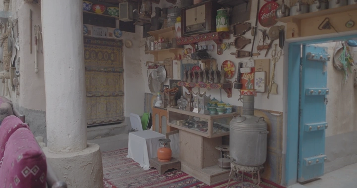 زاوية في متحف أثري تقليدي، تصوير داخلي.