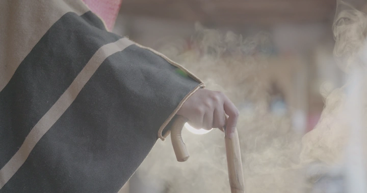 يد تحمل عصا في متحف أثري، لقطة قريبة.