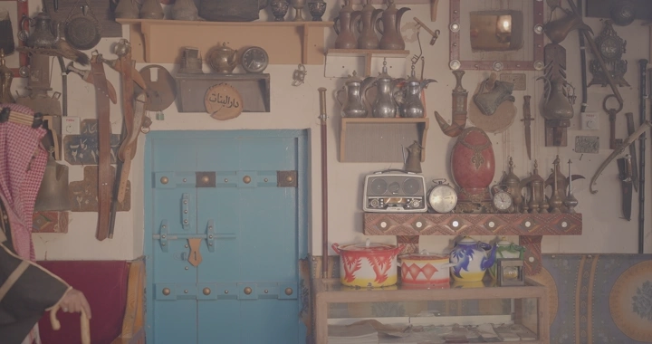 مجموعة من الأدوات التقليدية في متحف أثري، لقطة داخلية.