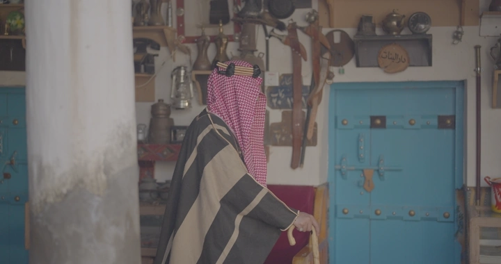 رجل بزي تقليدي في متحف أثري، لقطة داخلية.