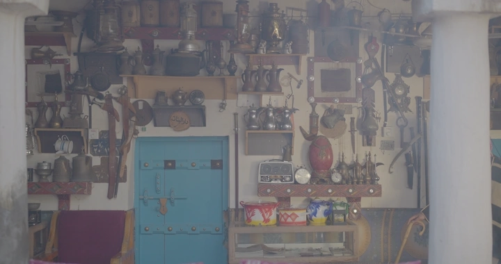 مجموعة من الأدوات الأثرية على جدار متحف، لقطة أمامية.