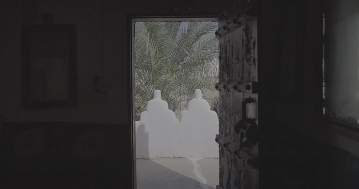 باب مفتوح يطل على نخيل في متحف أثري، لقطة داخلية.