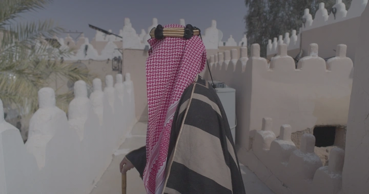 رجل يرتدي الزي التقليدي في متحف أثري، لقطة نهارية.