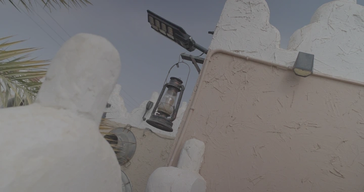 مصباح قديم على جدار متحف أثري، لقطة بزاوية مائلة.