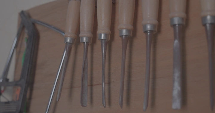 أدوات نجارة معلقة على الحائط، لقطة قريبة.