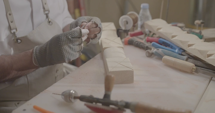 نجار يعمل على باب خشبي في ورشة، لقطة مقربة.