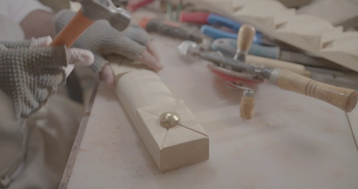 صناعة الأبواب في ورشة عمل، لقطة مقربة.