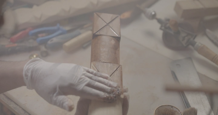 يد تصبغ قطعة خشبية في ورشة، لقطة قريبة.