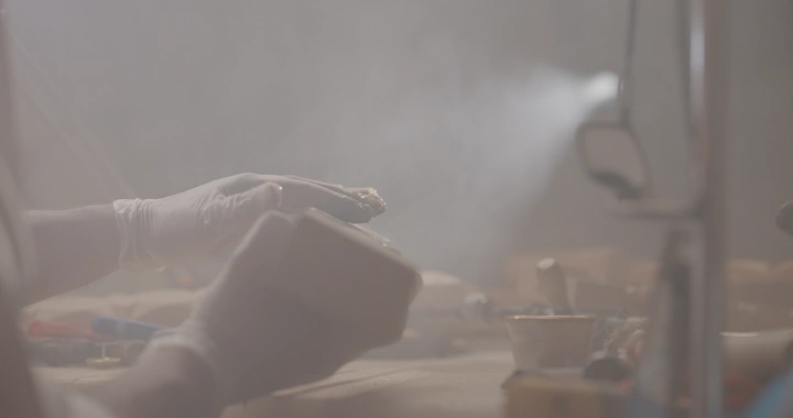 يد تطلي بابًا في ورشة عمل، لقطة ضبابية.