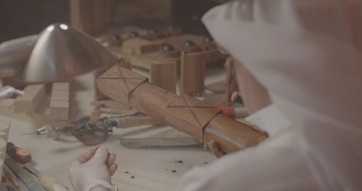 شخص يعمل على طلاء باب خشبي في ورشة، لقطة مقربة.